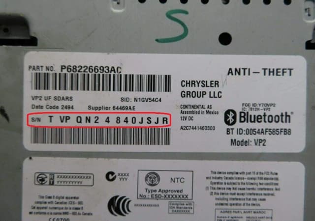 Chrysler magnetolos etiketė ir serijos numerio pavyzdys 1