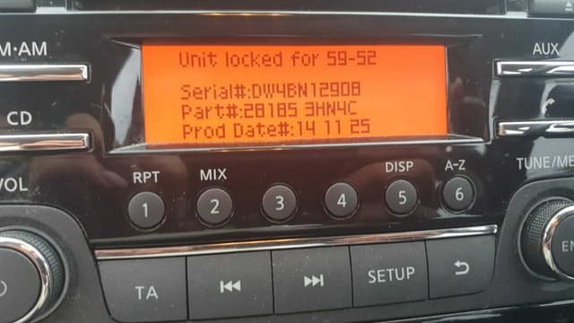Nissan magnetolos etiketė ir serijos numerio pavyzdys 2