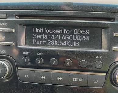 Nissan magnetolos etiketė ir serijos numerio pavyzdys 9